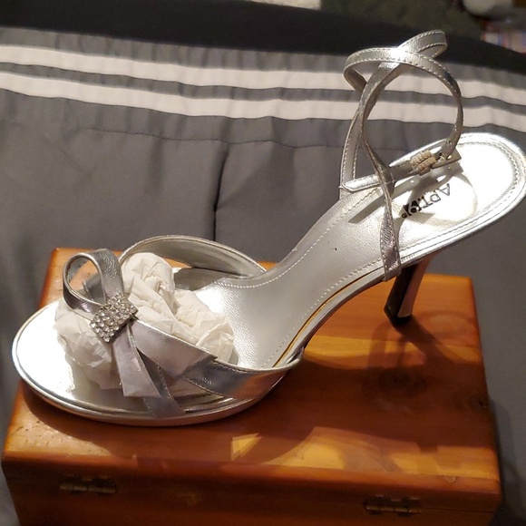 APT 9 Silver Stephanie Heels size 8 - Picture 3 of 10